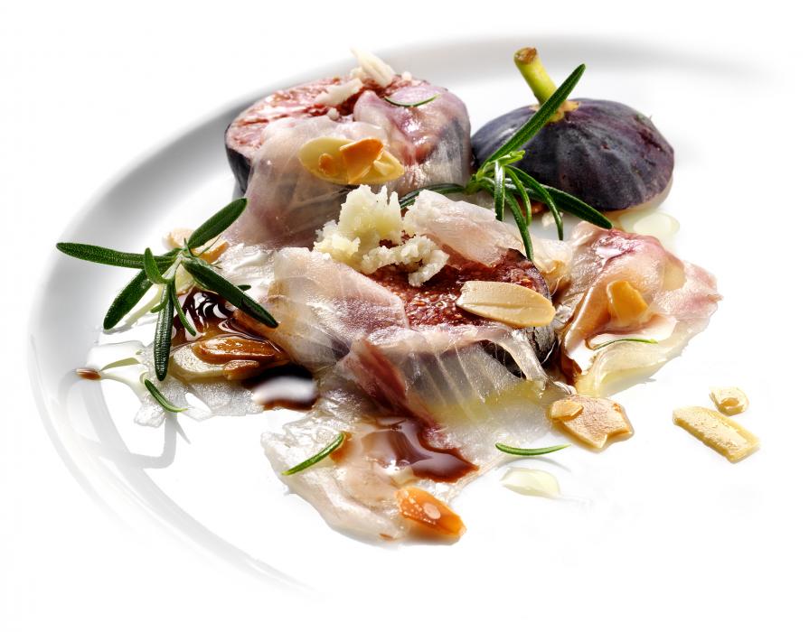 Carpaccio viigimarjade ja röstitud mandlihelvestega  